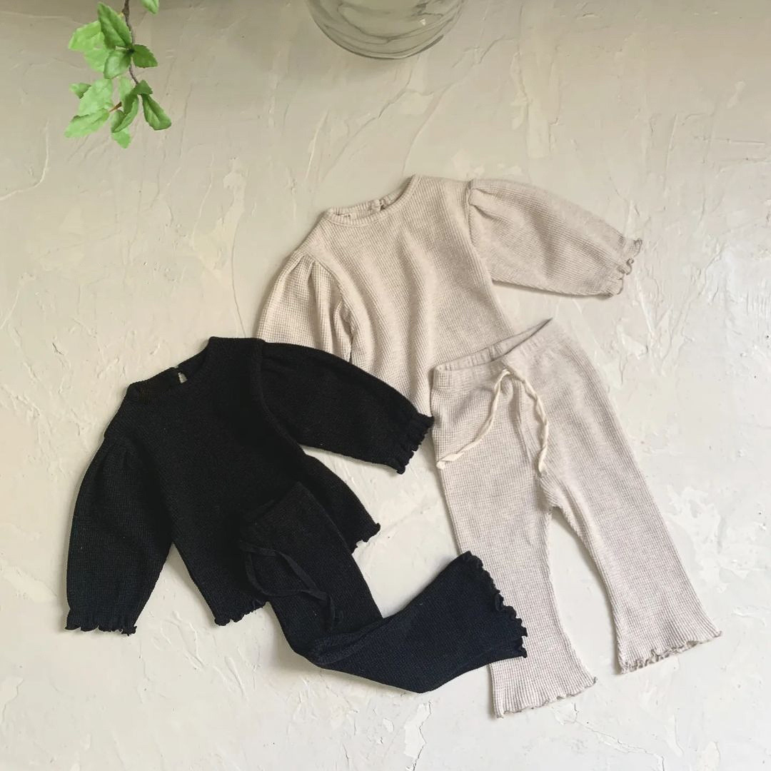 Baby Clothing Korea - 5477 ベビー服セット秋韓国ワッフルガールズスーツ長袖 T シャツ + 波状裾ベルボトムツーピーススーツ