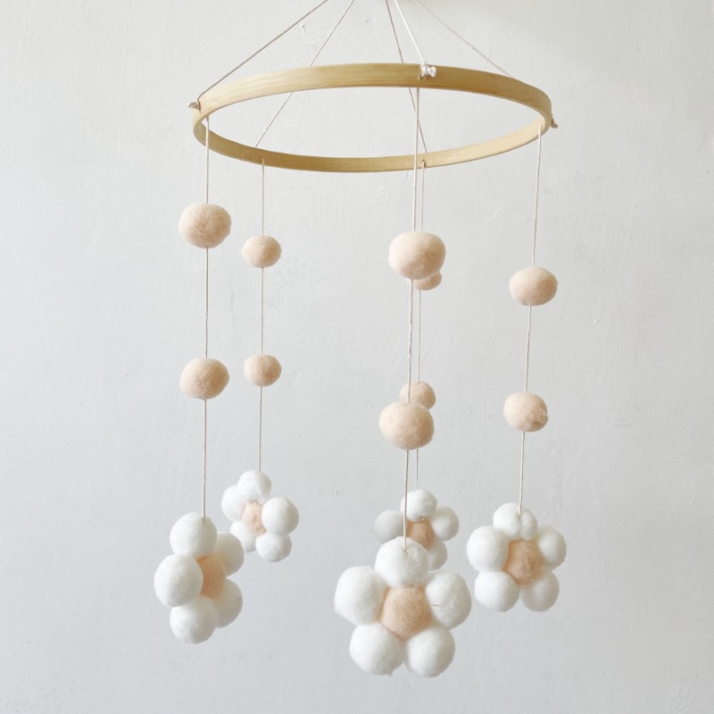北欧の毛皮のボールチャイム,花のベッドベル,ベビールームの装 - Baby Clothing For Bed のレビューと価格